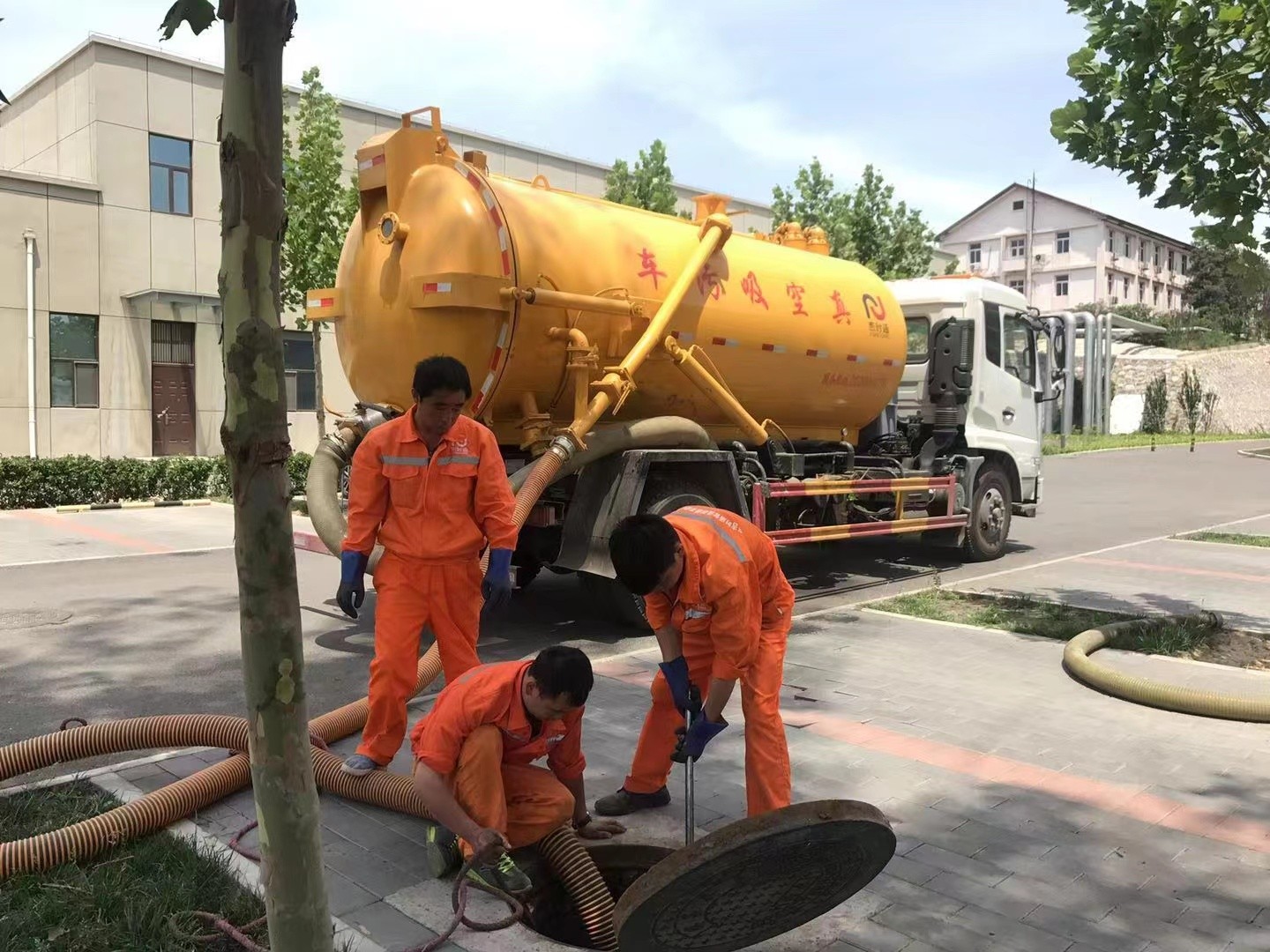 普定管道疏通车停在窨井附近